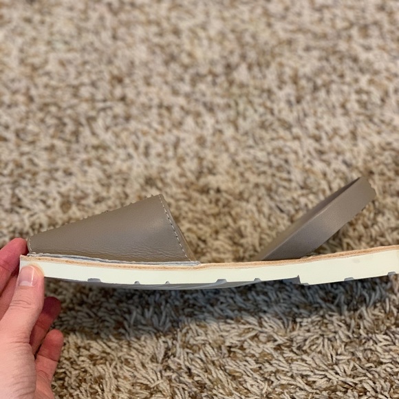 Leather slip on shoes similar to Pons. - Picture 3 of 4